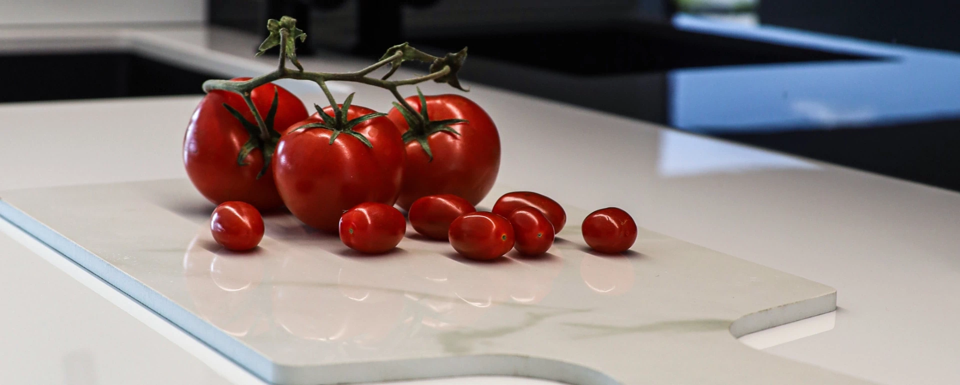 pomidory na kamiennej desce